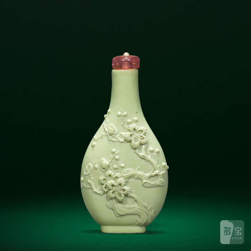 十九世紀 模印黃釉梅花紋鼻烟壺 | A LIME-GREEN-GLAZED MOULDED 'PRUNUS' SNUFF BOTTLE - 图1